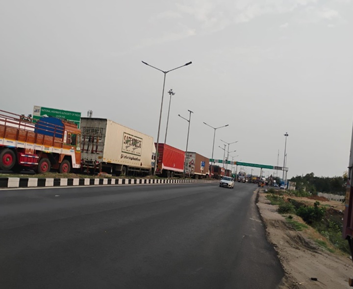 సాంకేతిక లోపంతో టోల్ ప్లాజా వద్ద ట్రాఫిక్ జామ్
