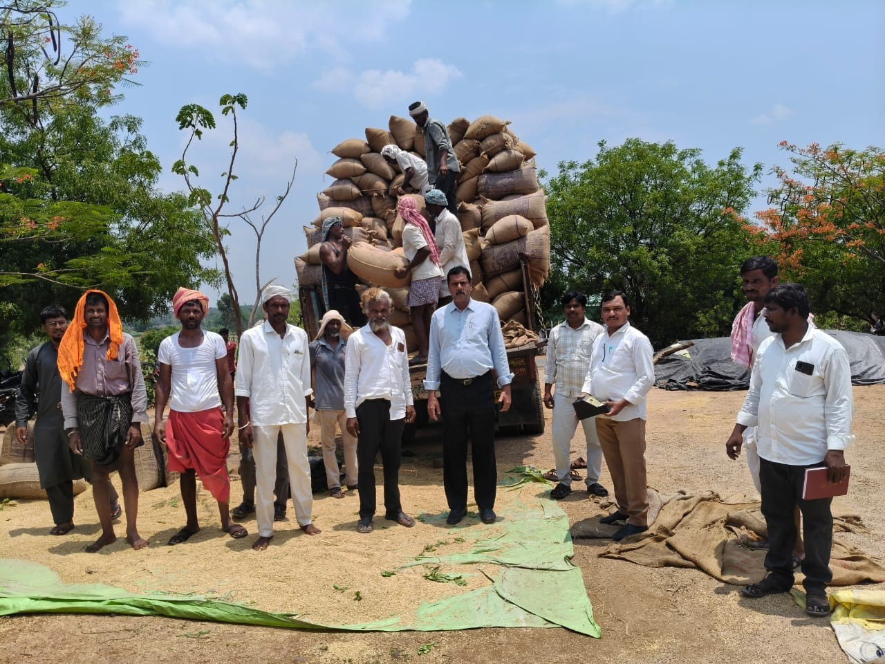 వరి ధాన్యం కొనుగోలు కేంద్రలను పరిశీలించిన  MRO