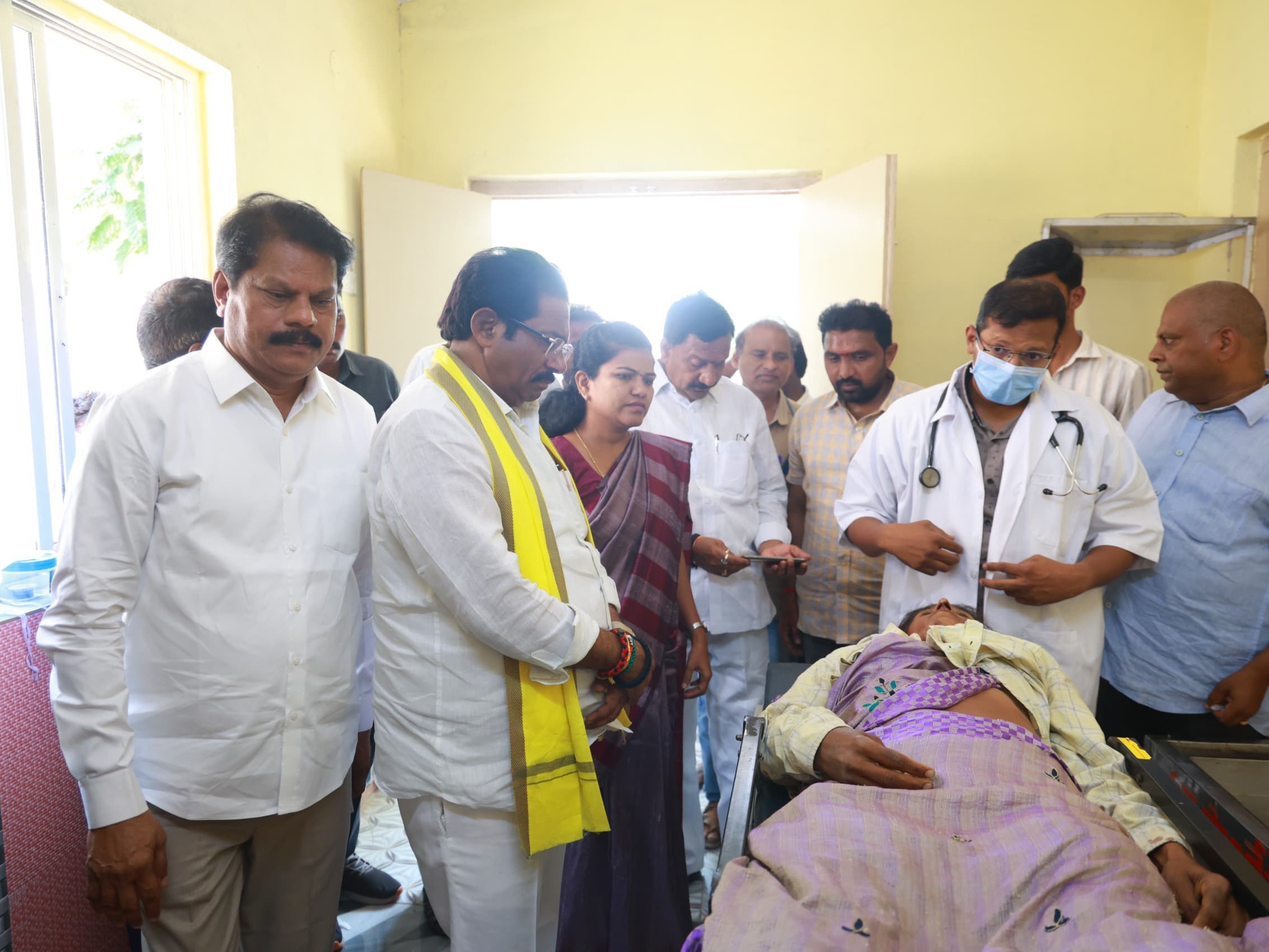రోడ్డు ప్రమాదంపై చీఫ్ విప్ జీవి పరామర్శ