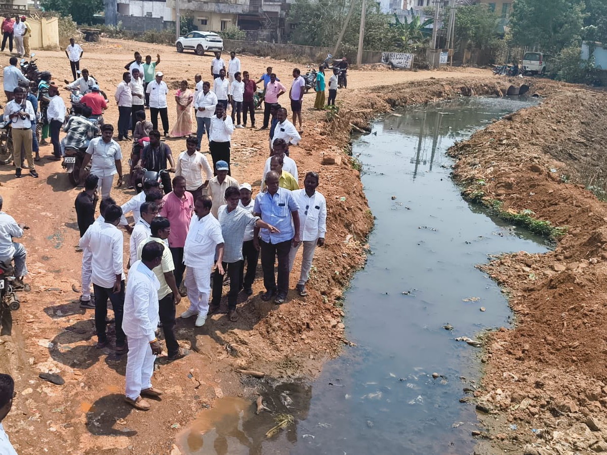 కాలువ పనులు పరిశీలించిన ఎమ్మెల్యే