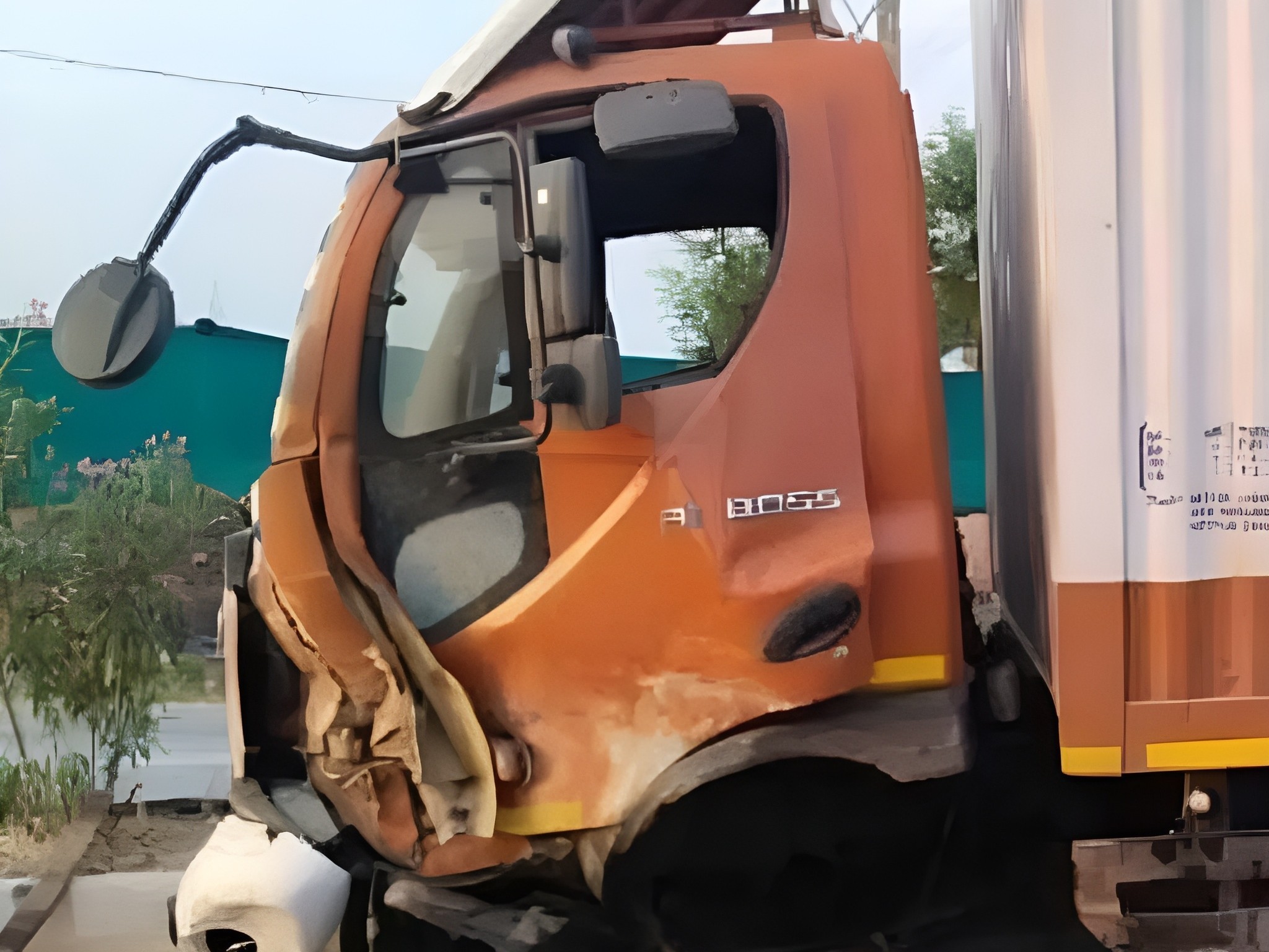 కంటైనర్ లారీ బోల్తా డ్రైవర్‌కు గాయాలు