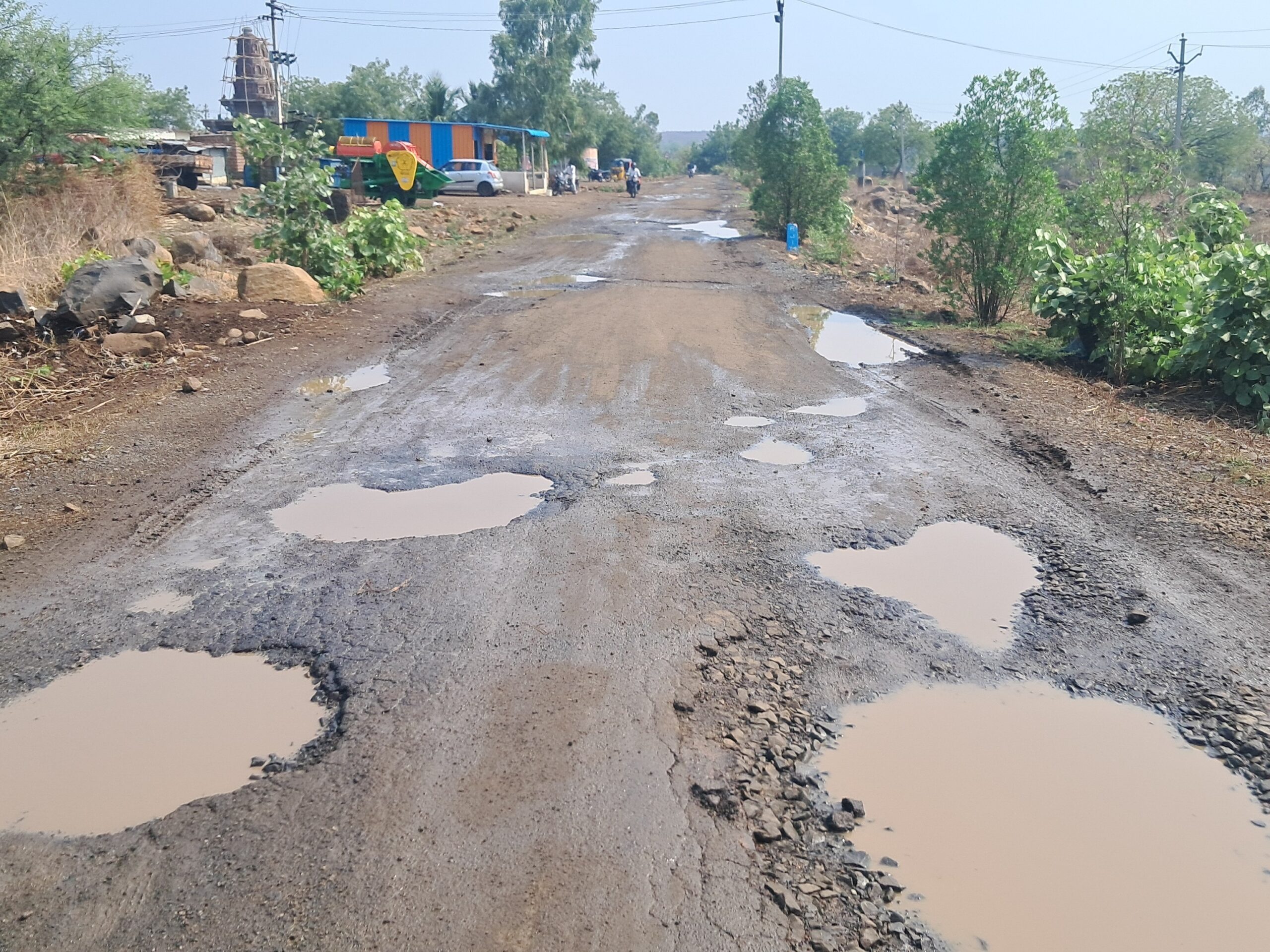 భారీ వర్షానికి రోడ్లపై వర్షపు నీరు