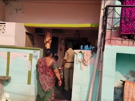 కంట్లో కారం కొట్టి మరి దొంగతనం