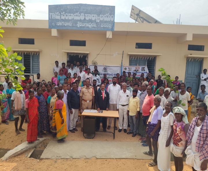ఉపాధి హామీ చట్టం పై అవగాహన కల్పిస్తున్న ఉత్తరయ్య