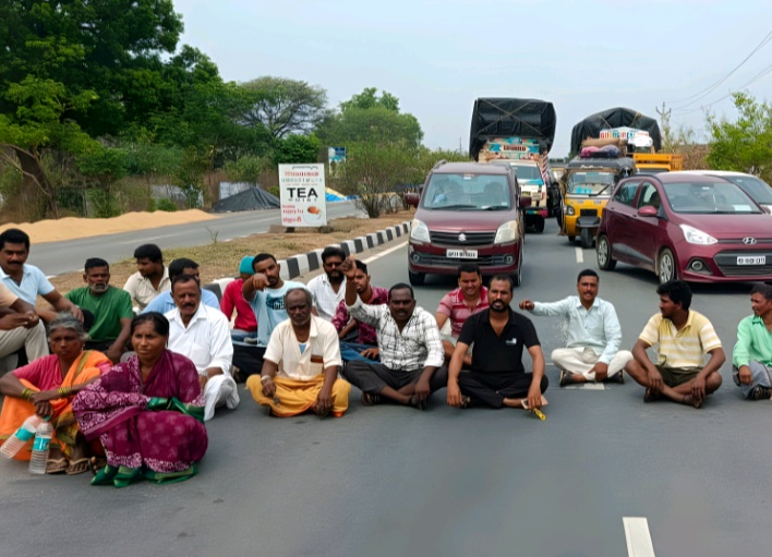 వరి కోనుగోలు చేయాలని రైతుల ధర్నా