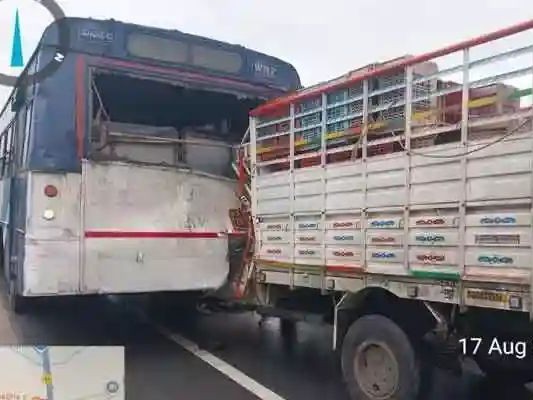 ఆర్టీసి బస్సును ఢీ కొట్టిన బొలెరో..ఒకరు మృతి
