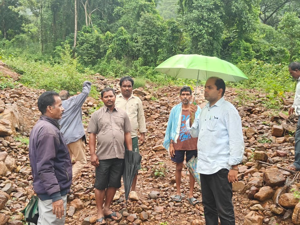 వరద ప్రభావిత ప్రాంతాల్లో పర్యటించిన తహసీల్దార్