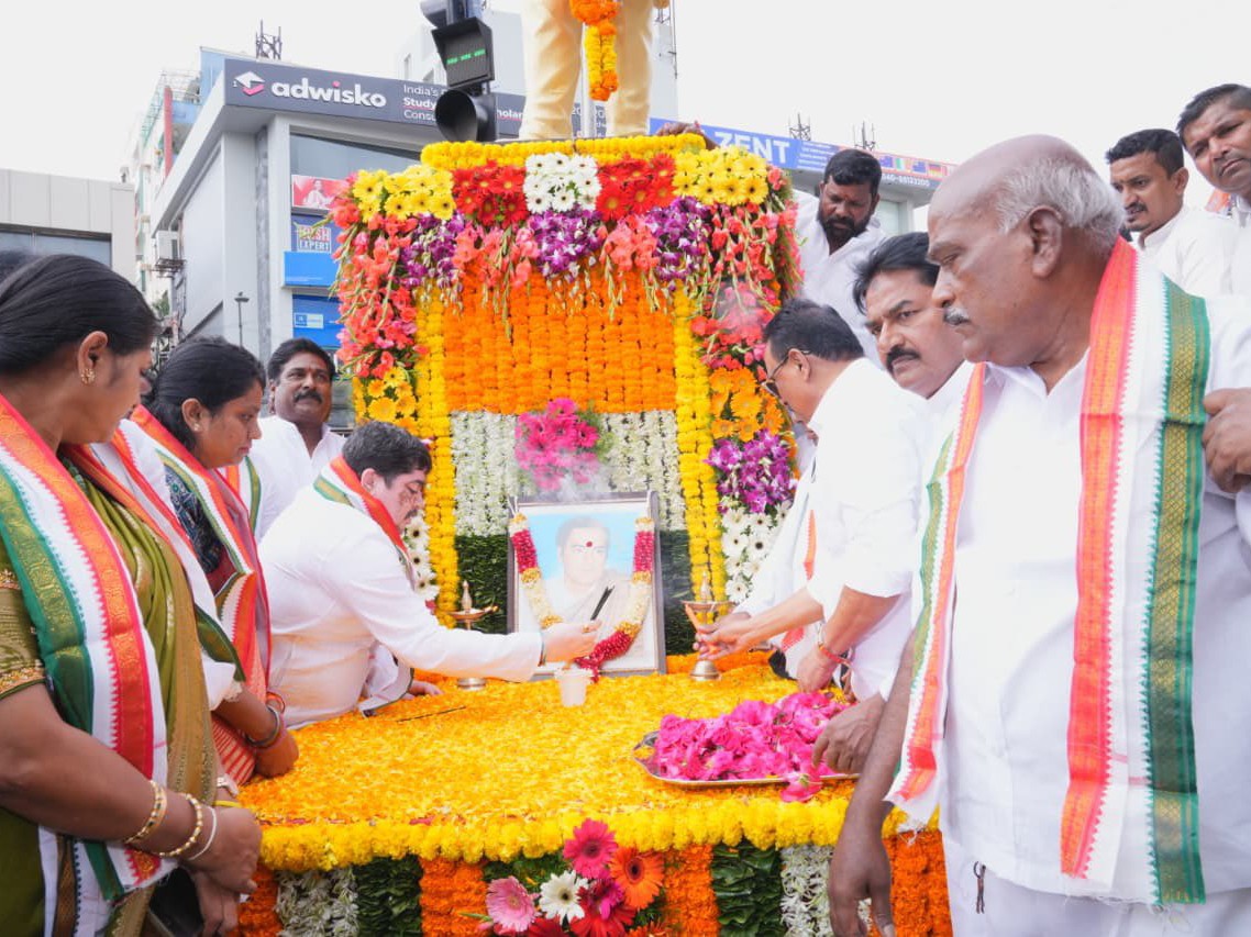 మాజీ ప్రధానికి నివాళులర్పించిన మంత్రి పొన్నం