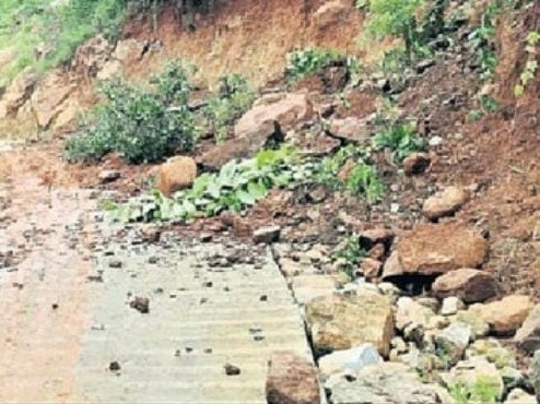 విరిగిపడిన కొండచరియలు