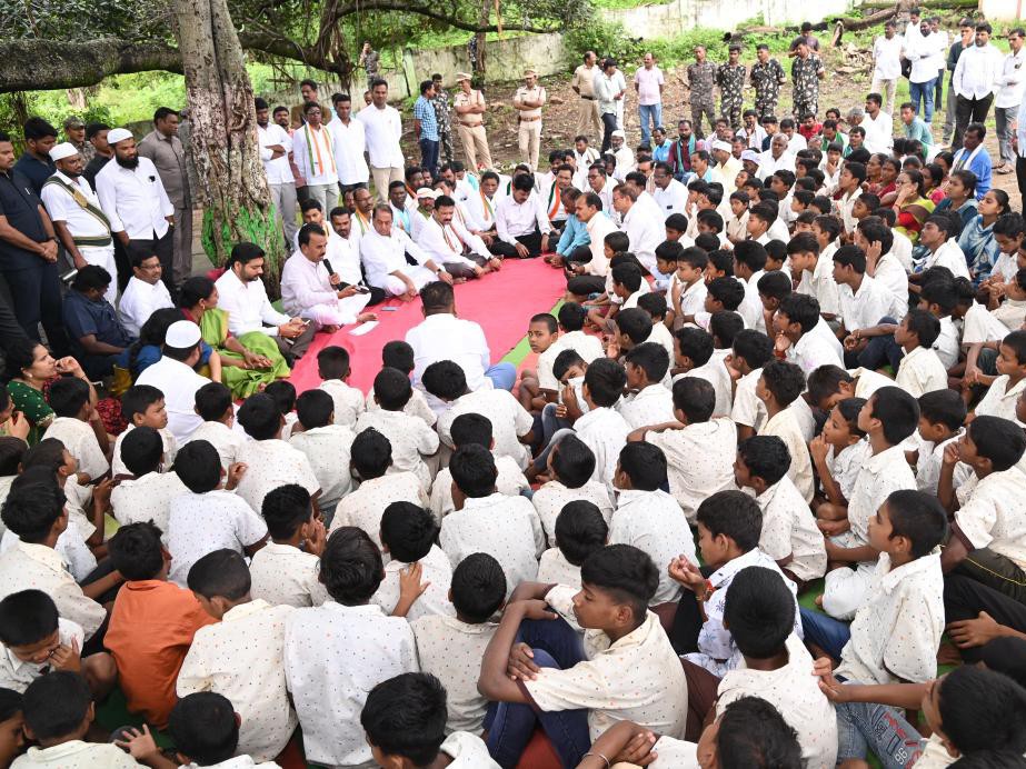 ప్రభుత్వ ఆశ్రమ పాఠశాలను సందర్శించిన మంత్రి