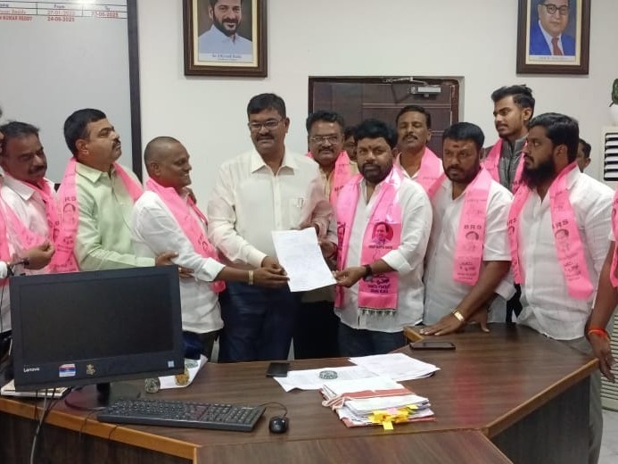 ‘దెబ్బతిన్న రోడ్లకు మరమ్మతులు చేపట్టండి’