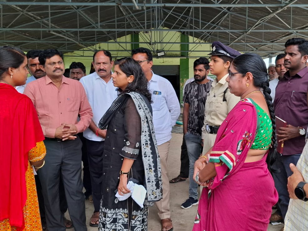 ధాన్యం శుభ్రపరిచే యంత్రాలను ఏర్పాటు చేయాలి: కలెక్టర్