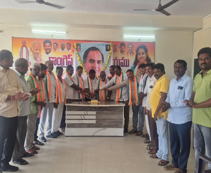 స్టేషన్ ఘనపూర్ లో రాజీవ్ గాంధీ జయంతి వేడుకలు