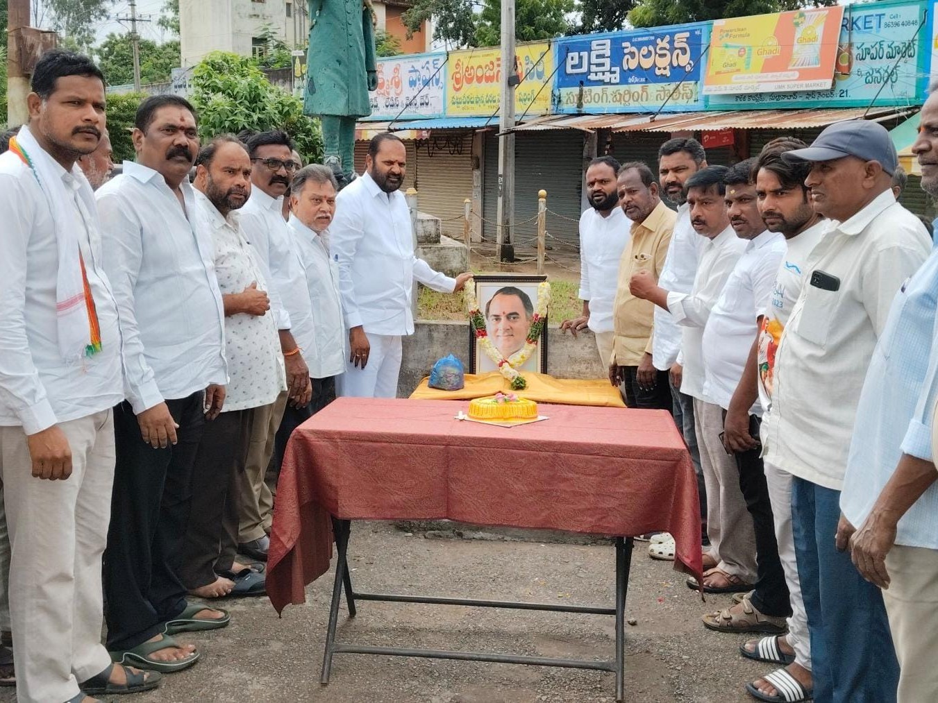 ‘రాజీవ్ గాంధీ ఆశయ సాధనకు ప్రతి ఒక్కరు కృషి చేయాలి’