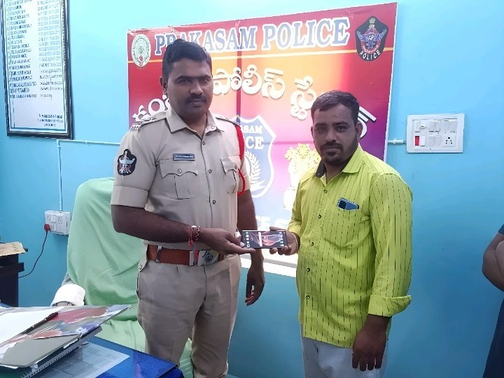 బాధితుడికి ఫోన్‌ అందజేసిన ఎస్సై
