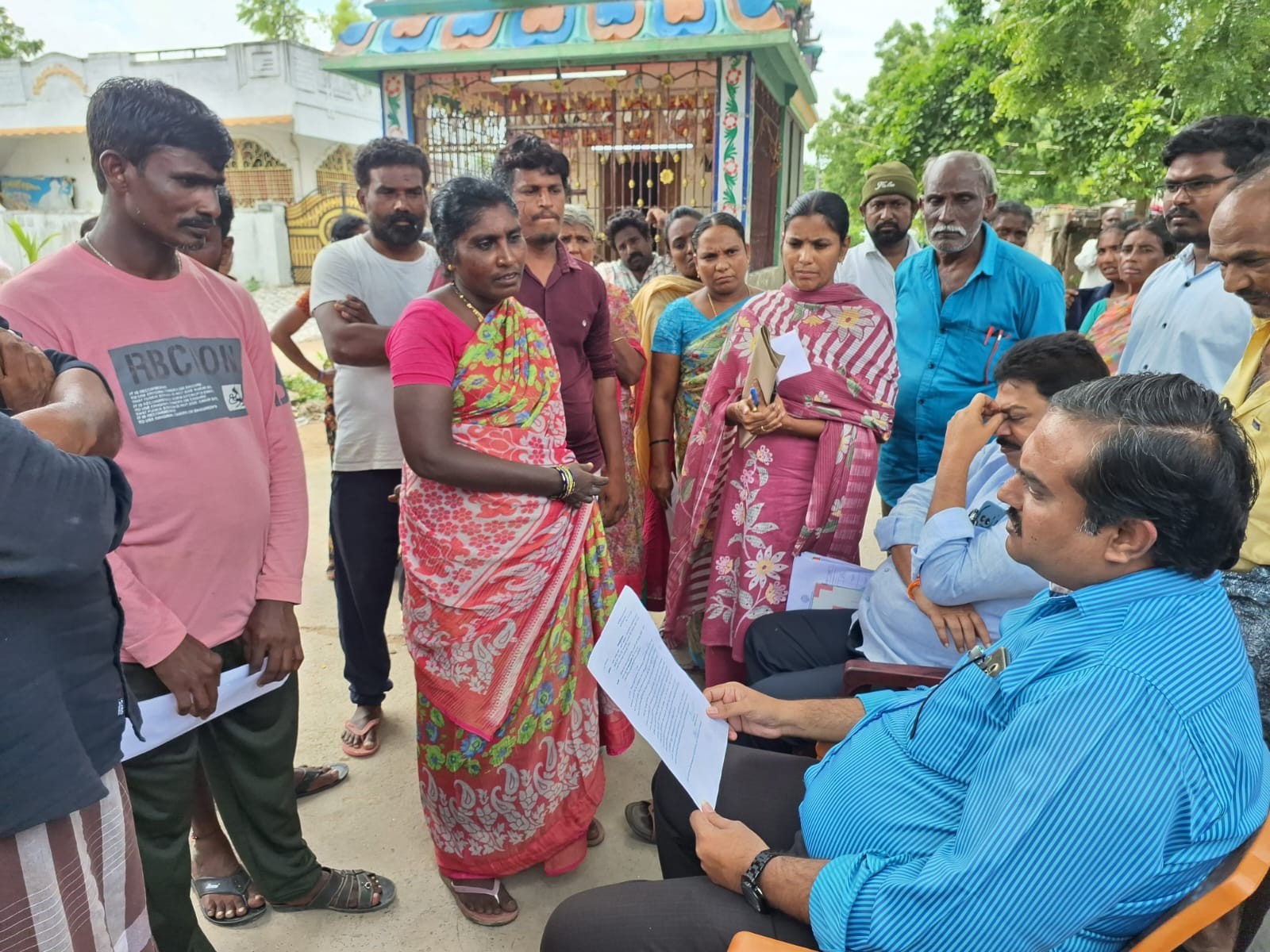 ఇళ్ల స్థలాల అర్జీలను పరిశీలించిన MRO