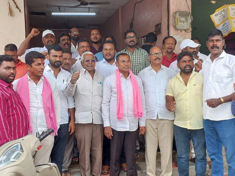 పార్టీ బలోపేతంపై నాయకులతో చర్చించిన మాజీ ఎమ్మెల్యే