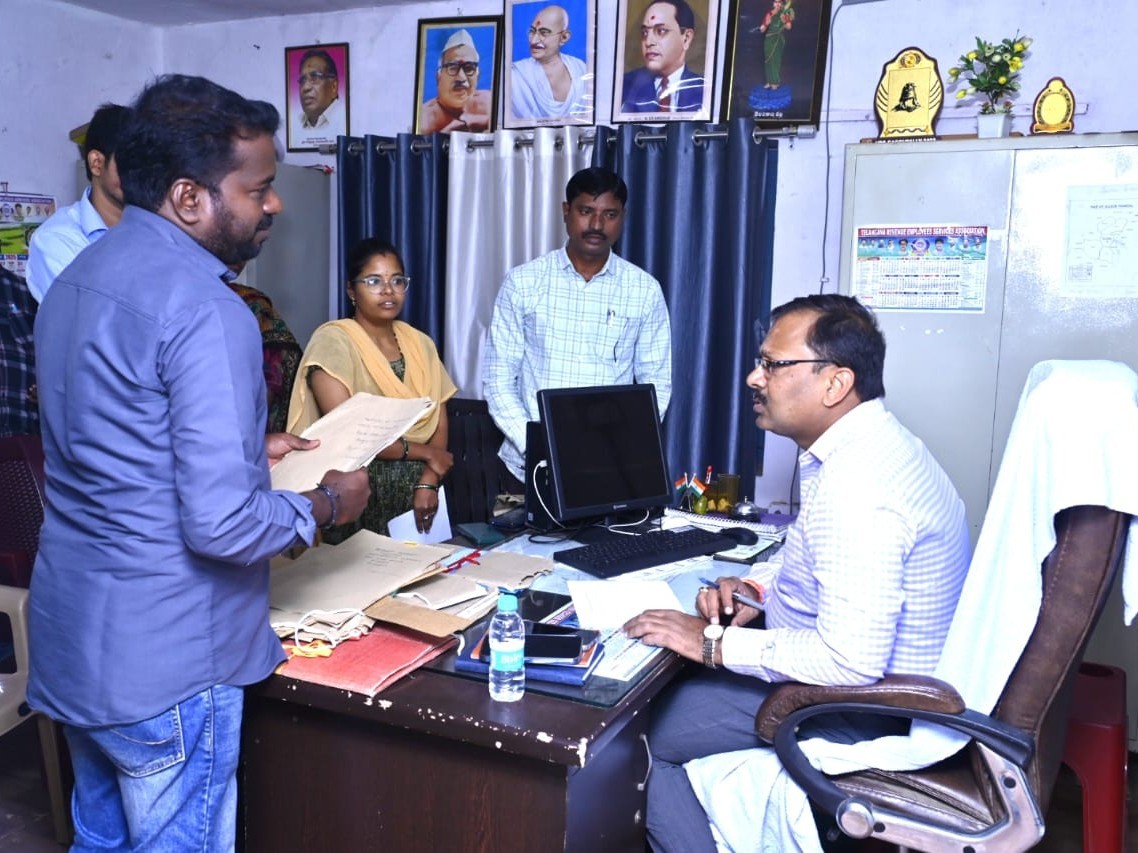 భూభారతి దరఖాస్తులపై ప్రత్యేక సమీక్ష