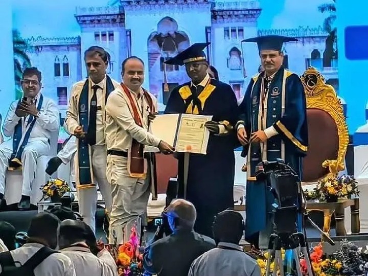 ఉపాధ్యాయుడికి PHD పట్టా