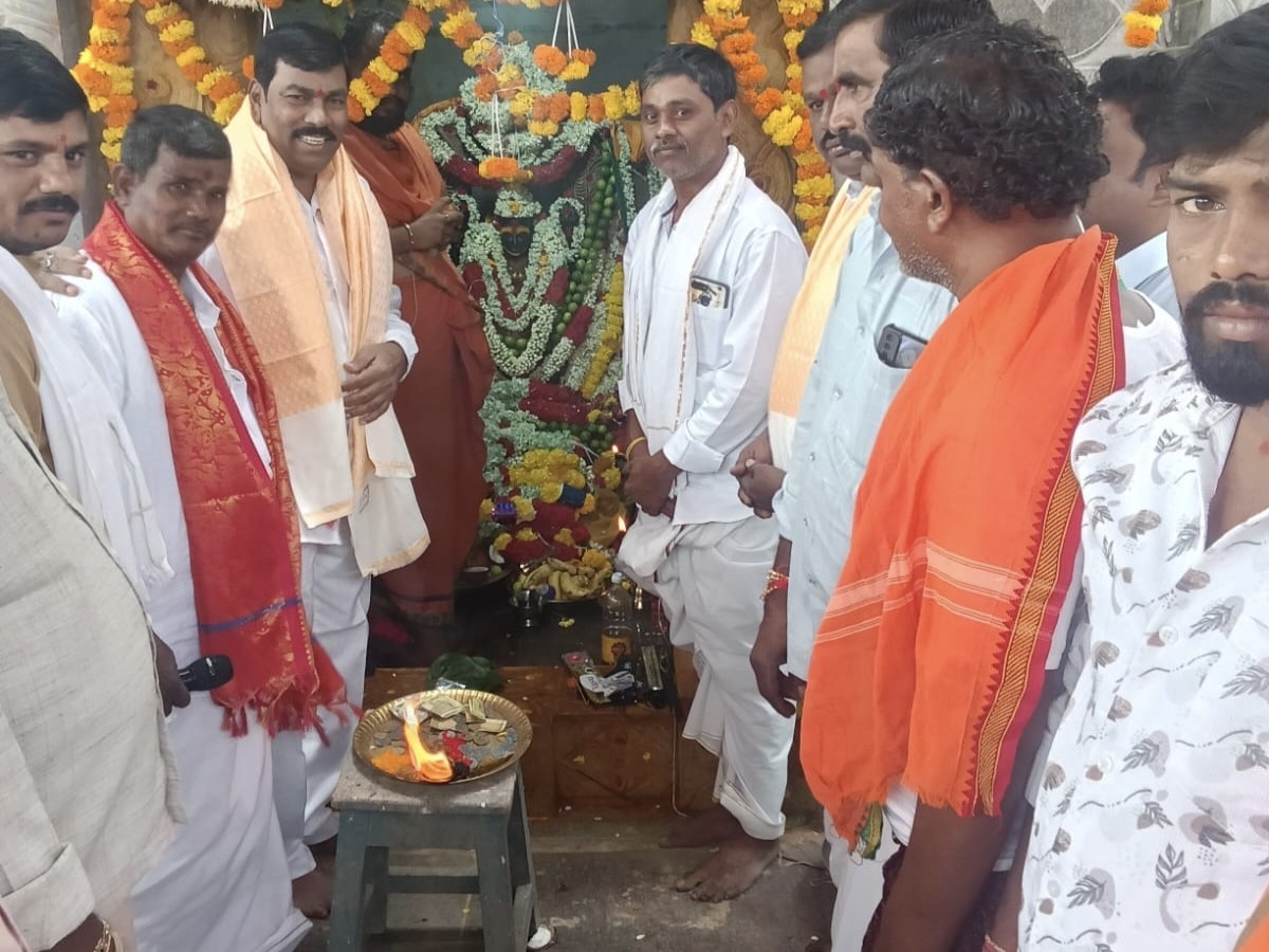 కొల్లాపురమ్మ దేవిని దర్శించుకున్న ఎమ్మెల్యే