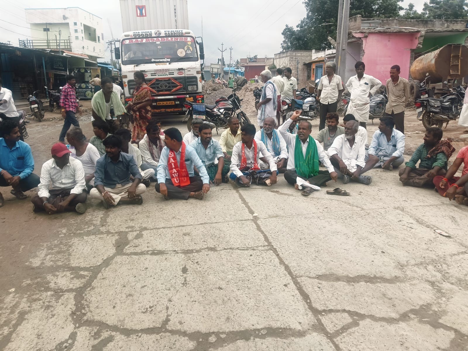 యూరియా కోసం రోడ్డెక్కిన రైతులు