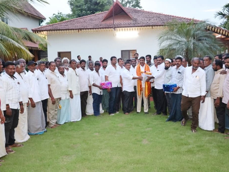మంత్రి కలిసిన పెద్ద కొప్పెర్ల గ్రామ ప్రజలు