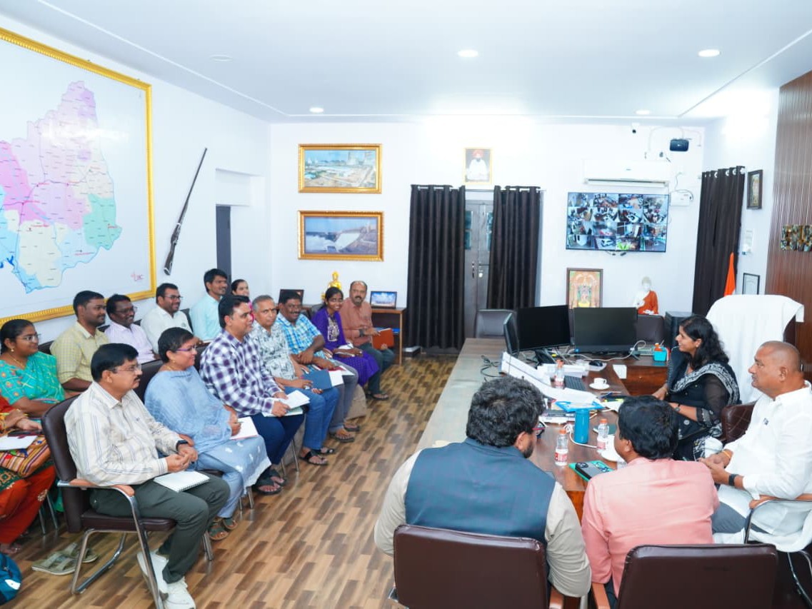 యూరియా పంపిణీపై అధికారులతో కలెక్టర్ సమీక్ష