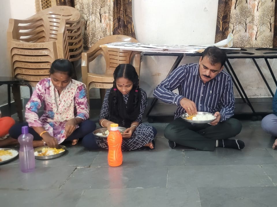 ఆదర్శ పాఠశాలలో విద్యార్థులతో భోజనం చేసిన ఆర్డిఓ