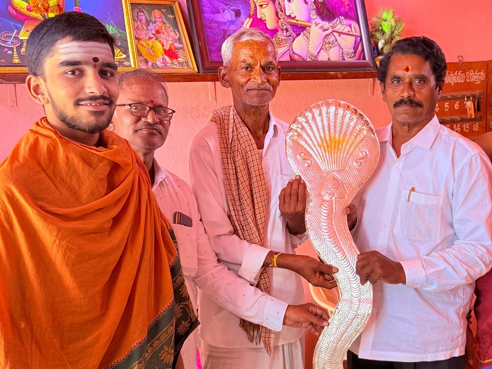 సుబ్రహ్మణ్యేశ్వర స్వామికి నాగపడిగ విరాళం