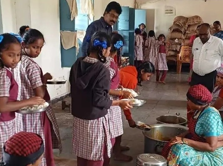 గురుకుల పాఠశాలలో ఆకస్మిక తనిఖీ