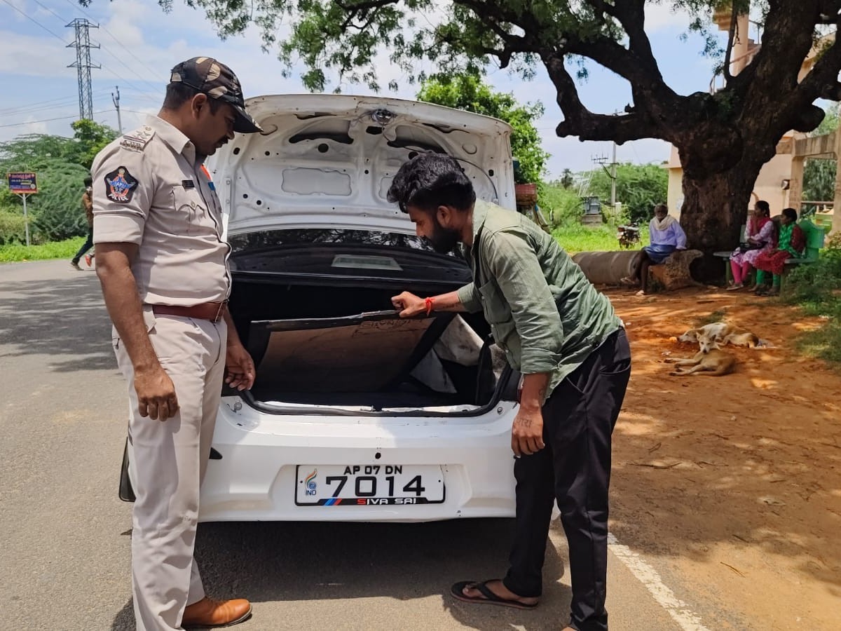 వాహన తనిఖీలు నిర్వహించిన ఎస్సై