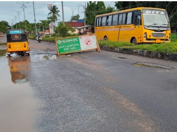 రోడ్డుపై అడ్డంగా భారీకేడ్లు… ప్రయాణికులకు ఇబ్బందులు