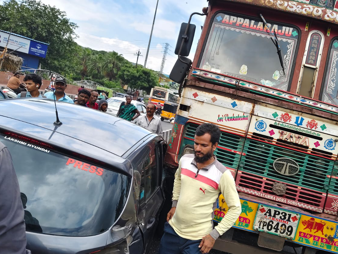 విశాఖలో  రోడ్డు ప్రమాదం