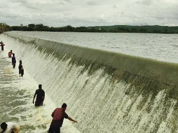 గంధమల్ల చెరువు పరవళ్లు