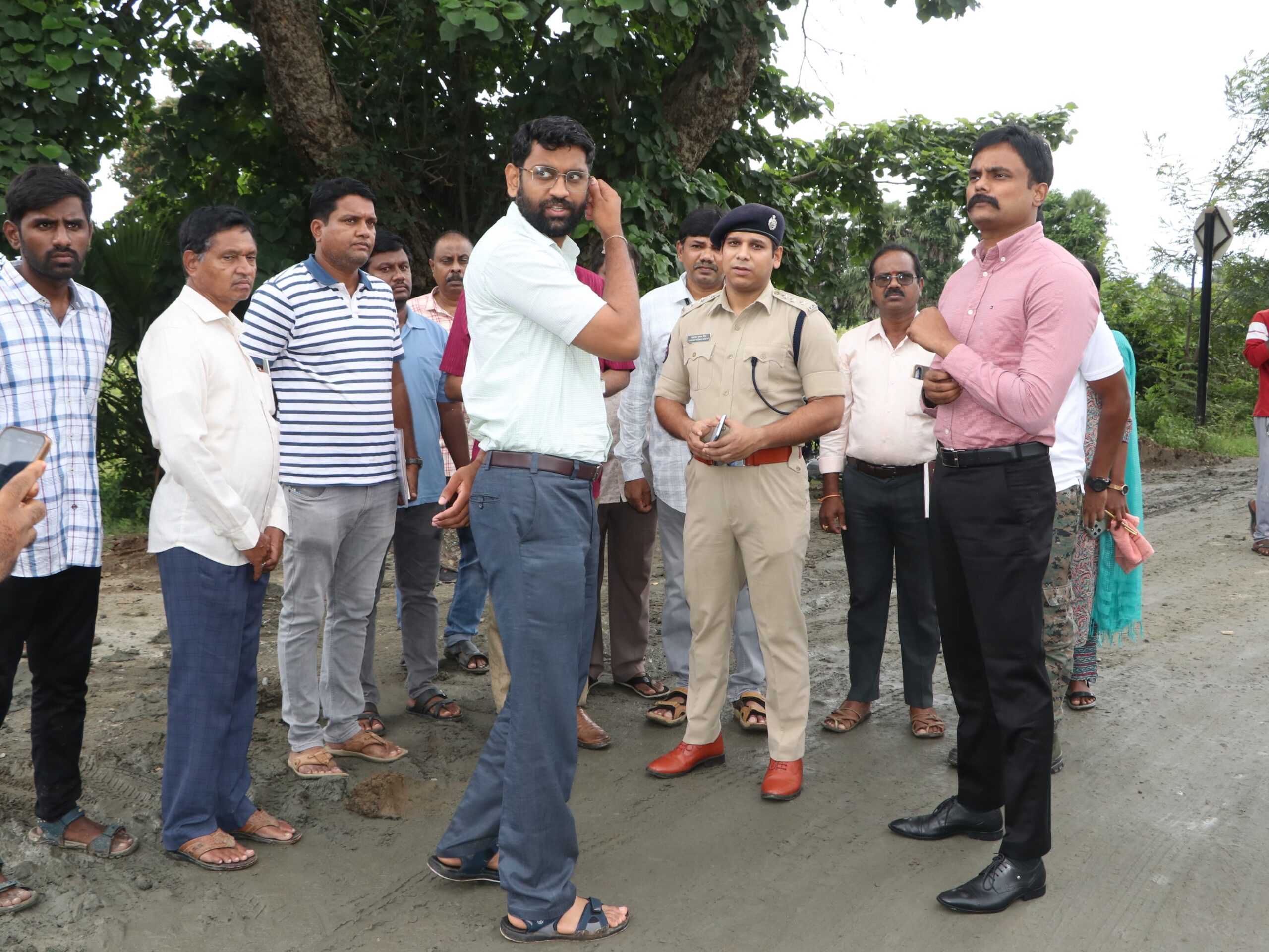 రోడ్డు డైవర్షన్ ను పరిశీలించిన జిల్లా కలెక్టర్