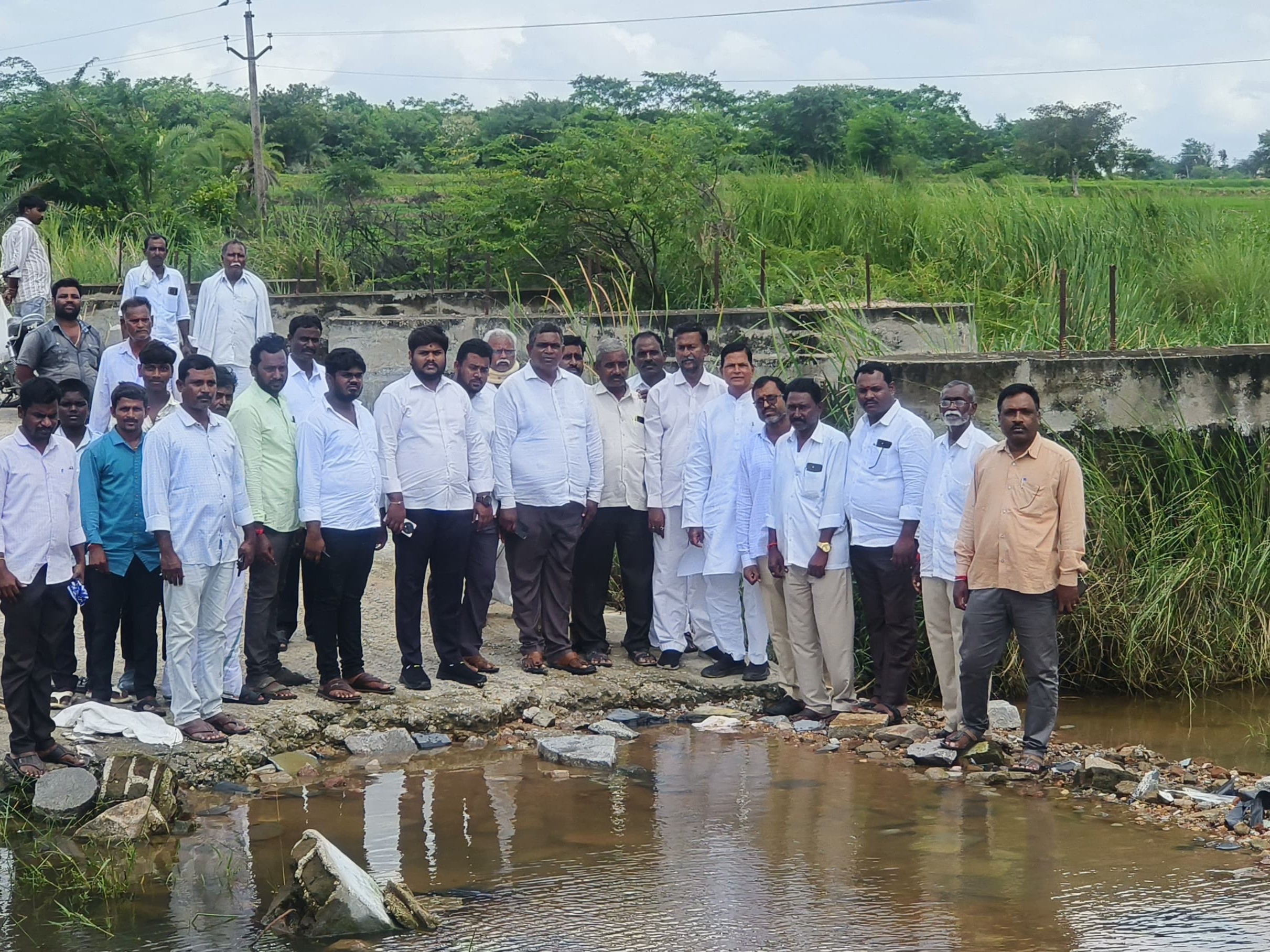 అసంపూర్తిగా ఉన్న బ్రిడ్జిని పరిశీలించిన చిన్నారెడ్డి