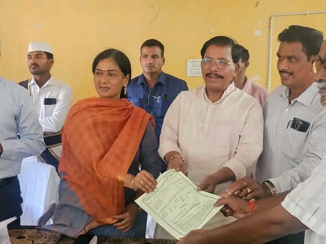 నిర్వాసితులకు ఇళ్ల పట్టాలు పంపిణీ చేసిన ఎమ్మెల్యే