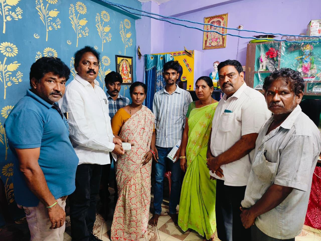ఆర్పీ కుటుంబానికి వాసుపల్లి చేయూత