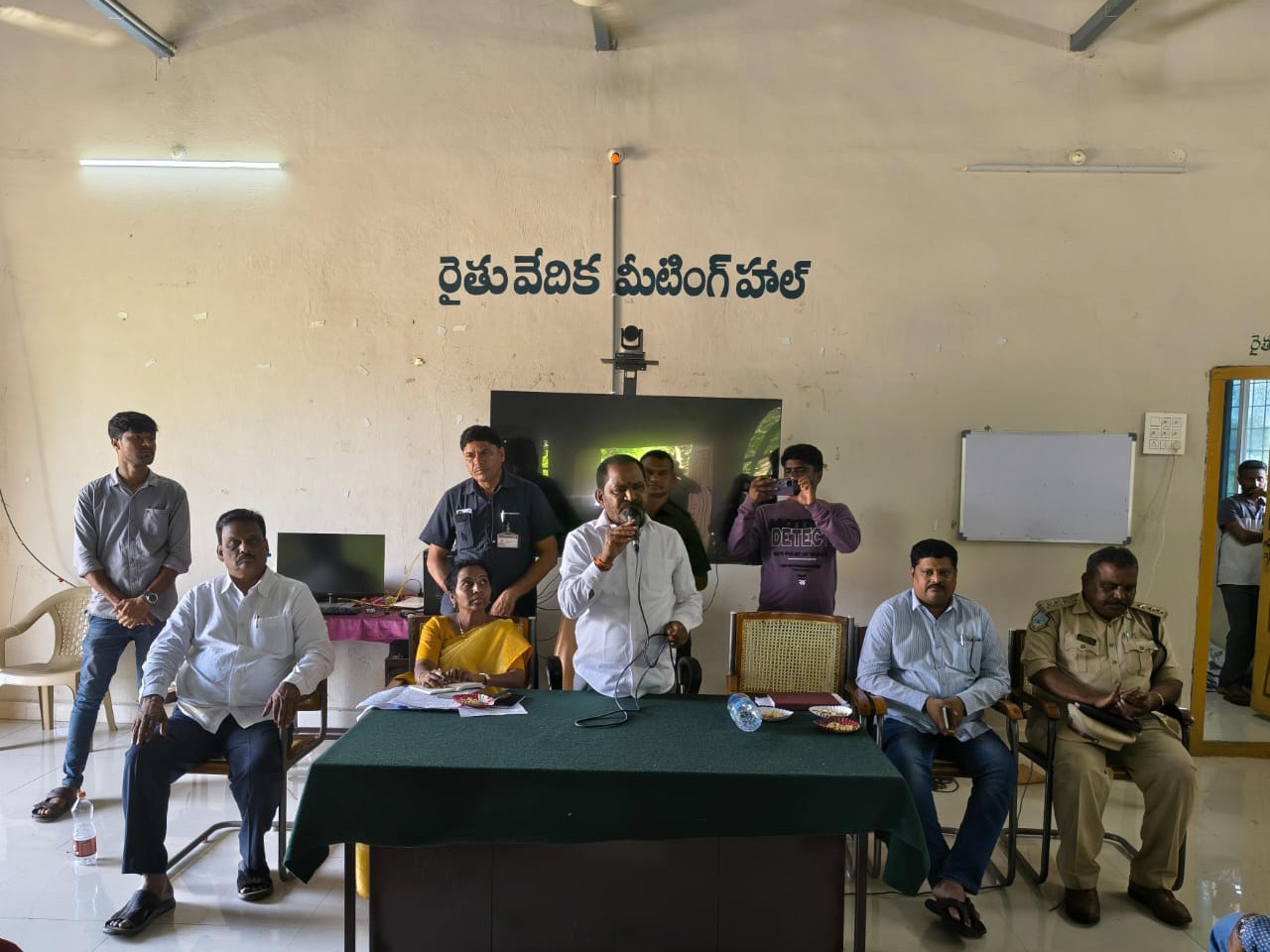 అత్యవసర సమీక్ష నిర్వహించిన ఎమ్మెల్యే