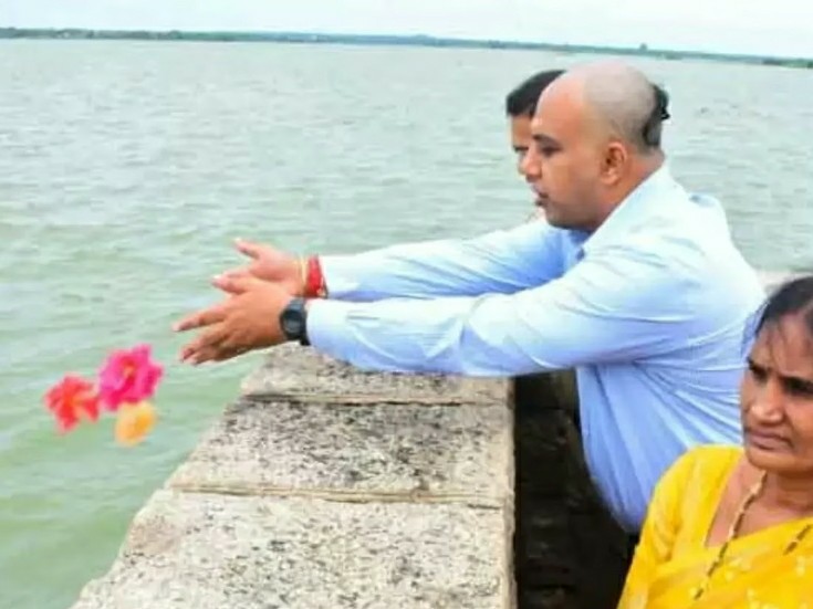 మానేరు జలాలకు పూజలు నిర్వహించిన కలెక్టర్