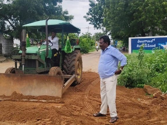 గుంతలు పడ్డ రోడ్డుకు తాత్కాలిక పరిష్కారం