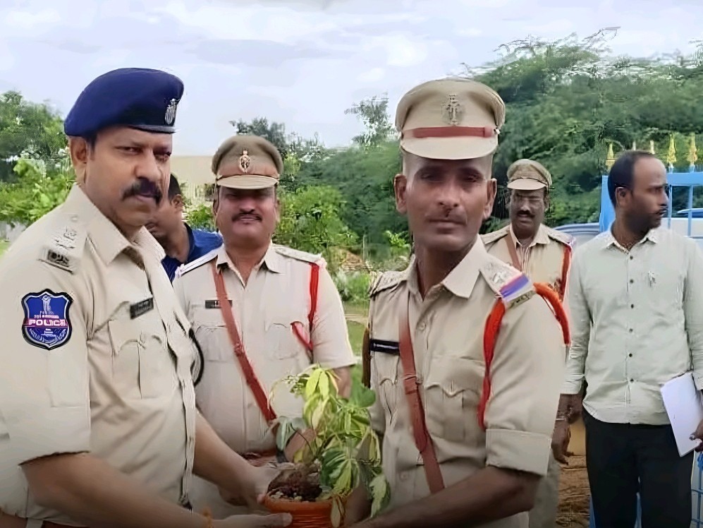 పోలీస్ స్టేషన్‌ను తనిఖీ చేసిన ఎస్పీ