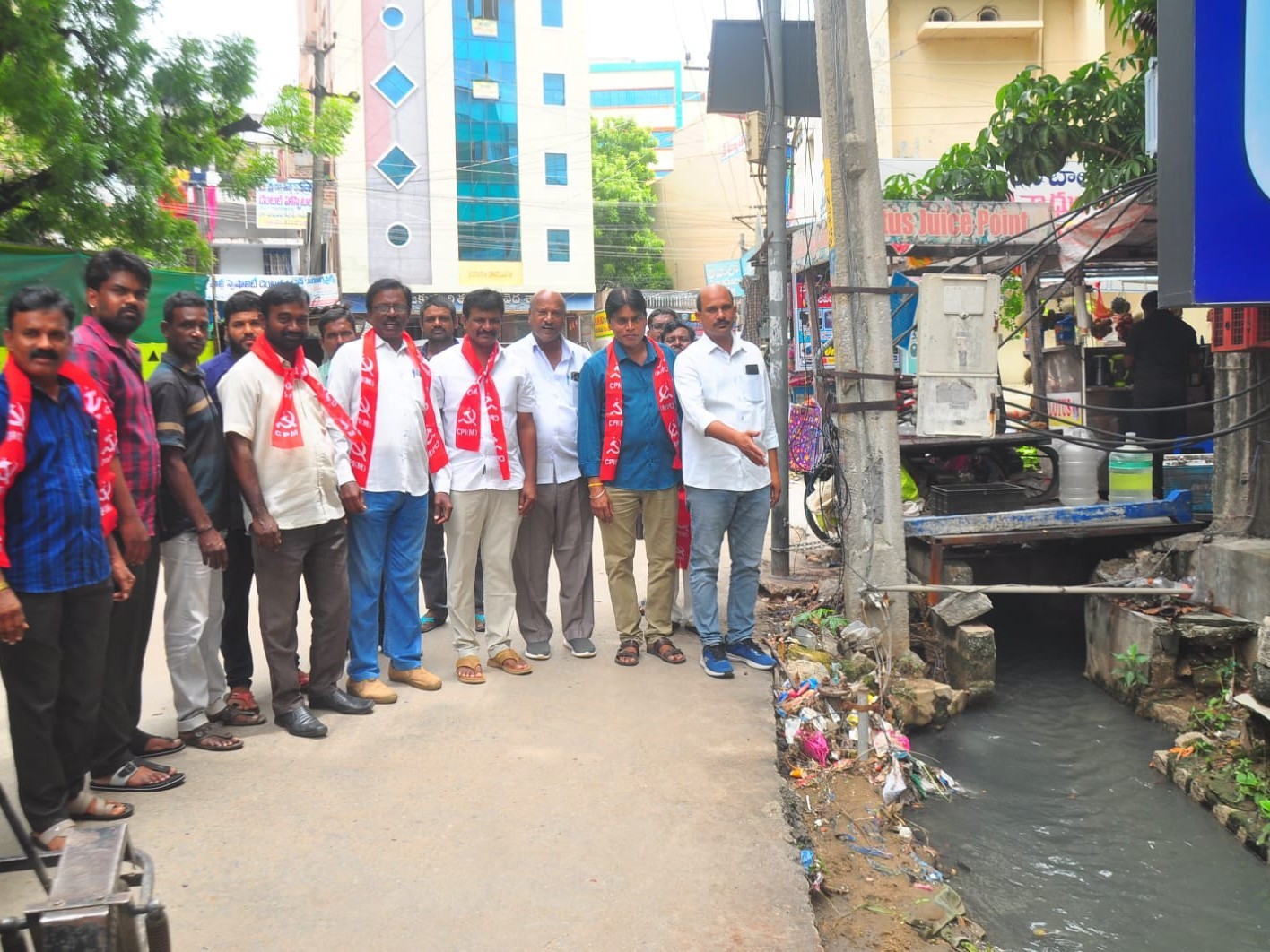 ‘ప్రజా సమస్యలను గాలికి వదిలేసిన కార్పొరేటర్’