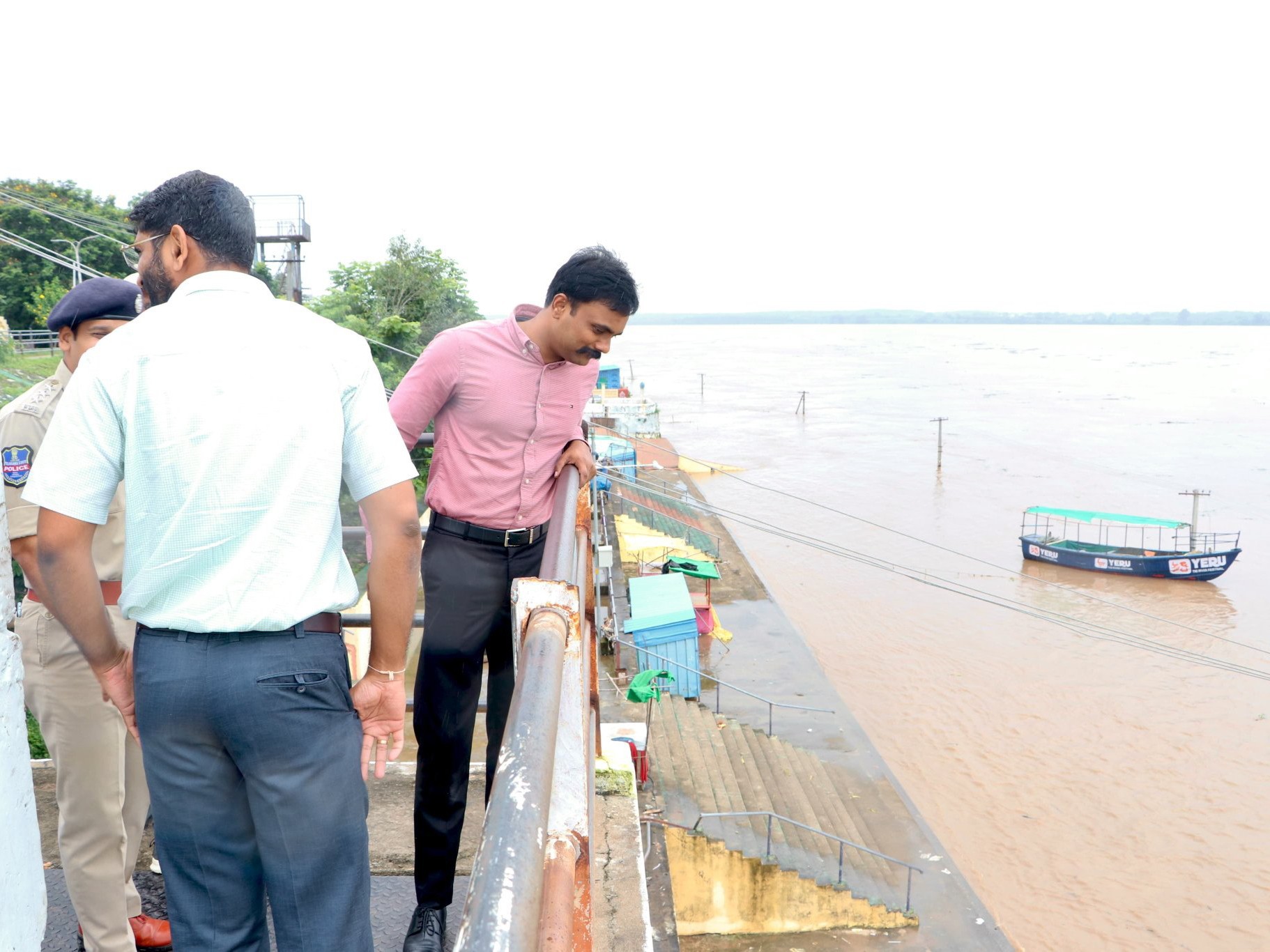 గోదావరి వరద ఉధృతిని పరిశీలించిన కలెక్టర్