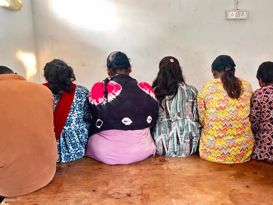 వ్యభిచార గృహంపై పోలీసుల దాడులు