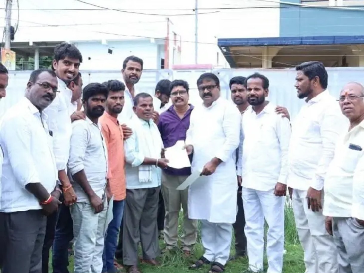 రూ.12,23,500 చెక్కుల పంపిణీ