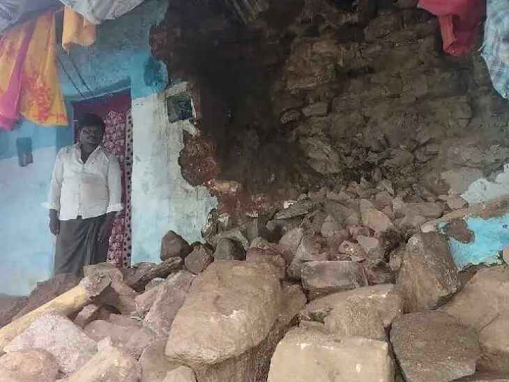వర్షానికి కూలిన మట్టి ఇళ్లు
