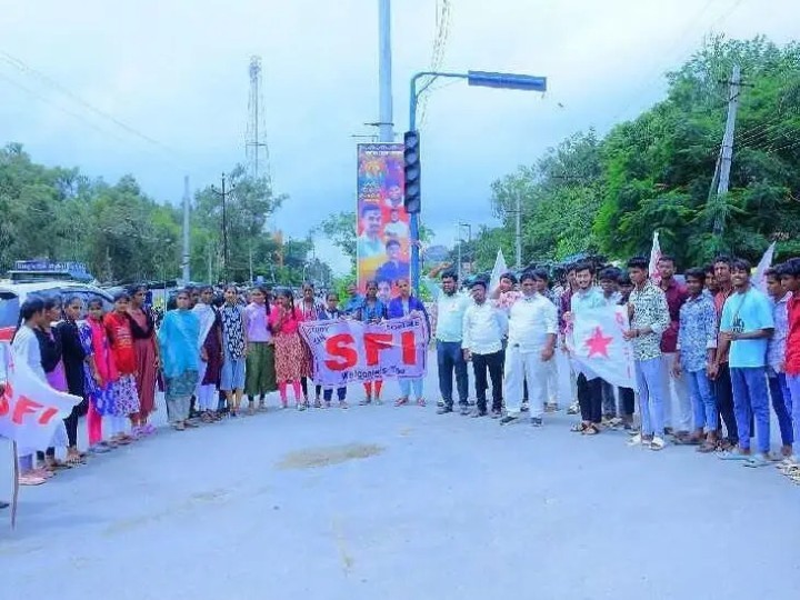కళాశాల భవనాన్ని పూర్తి చేయాలని రాస్తా రోకో