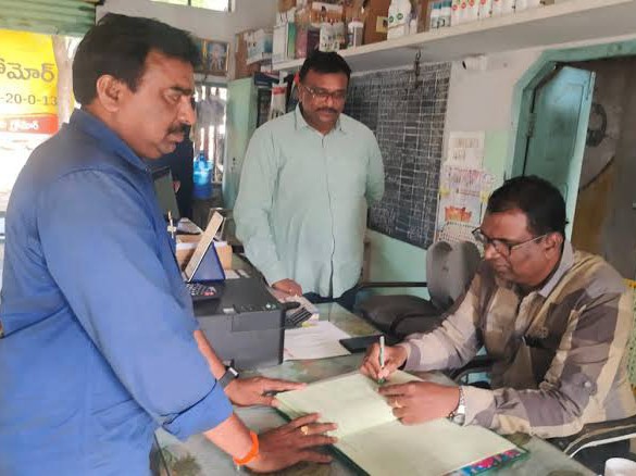 ‘ఎరువులు అధిక ధ‌ర‌ల‌కు విక్ర‌యిస్తే చ‌ర్య‌లు’