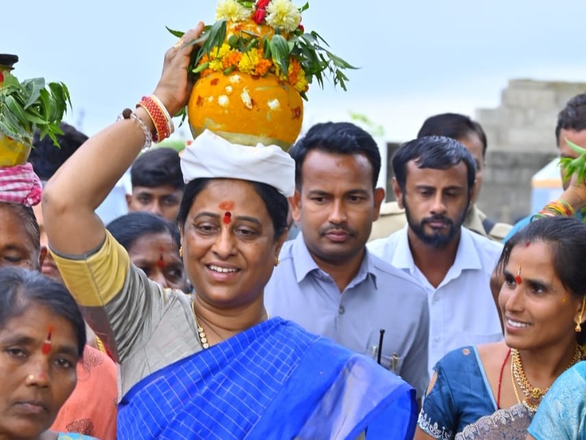 పోచమ్మ తల్లికి బోనాలు సమర్పించిన మంత్రి